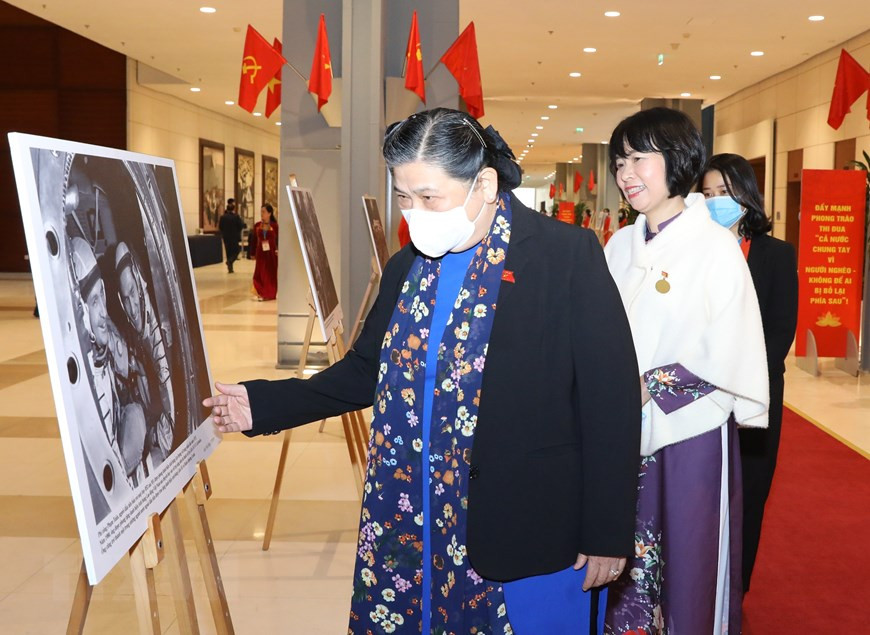 Dirigentes de la Agencia Vietnamita de Noticias (VNA) presentan a la vicepresidenta de la Asamblea Nacional, Tong Thi Phong, las fotos de la VNA exhibidas en el evento. (Fuente: VNA)