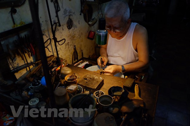 La llama de la pasión por la orfebrería de plata nunca parece apagarse con el artista Nguyen Chi Thanh, residente en la aldea de Dinh Cong, en la capital vietnamita Hanoi. El artesano siempre ha sido leal a este oficio tradicional pese al creciente desarrollo del mercado actual. Nacido en 1950 en un pueblo especializado en la metalurgia de la ciudad milenaria, Chi Thanh heredó la profesión de su familia desde muy joven, convirtiéndose en la cuarta generación en adquirir y conservar la tradición, por lo que siempre dedica una gran meticulosidad en la elaboración de los objetos de plata, especialmente las piezas de joyería. (Foto: Vietnam+)