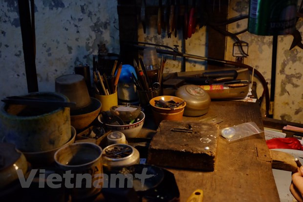 Nguyen Chi Thanh comentó que todos sus productos están hechos a mano en tres etapas principales, incluyendo decoración incisa, filigrana y pulimiento. El primer método consiste en grabar las decoraciones en la superficie de las joyas. En el pasado, los productos que requerían de esta técnica eran los collares. La segunda técnica radica en estirar el oro y la plata fundidos en pequeñas fibras, y moldearlas en diferentes formas como flores, hojas y pájaros adheridos a las sortijas. La última opción se emplea cuando la pieza de joyería no requiere de toques adicionales, por lo que el artesano los somete a pulimiento para que estén lisos y brillantes. Además, el artista tiene que conocer las técnicas clásicas de la metalurgia. (Foto: Vietnam+)