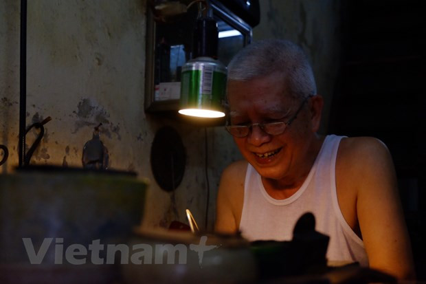 Chi Thanh siempre aplica su devoción a los detalles de cada artículo de plata que fabrica. Todas las etapas son realizadas completamente a mano por el artesano, por lo cual sus productos son siempre conocidos y valorados altamente por los compradores. Para hacer una joya de plata, el artesano necesita dominar muchas técnicas, desde determinar el tamaño y la decoración hasta el ensamblaje del producto. Sin maquinaria moderna, Nguyen Chi Thanh se sienta día tras día en un rincón viejo y polvoriento, y trabaja bajo el calor del fuego y el ruido de los martillos. A pesar de esas condiciones, el amor hacia la joyería tradicional le ayuda a desarrollar su creatividad. (Foto: Vietnam+)