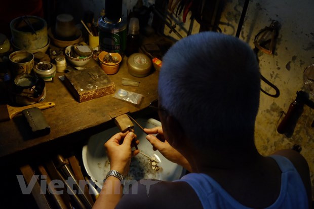 Los artículos hechos por Nguyen Chi Thanh muestran claramente la meticulosidad y el entusiasmo del artesano al servicio de la profesión. El artista contó que su pasión por el oficio probablemente se originó en el chasquido del martilleo sobre la plata de su padre, que escuchaba desde muy joven. Chi Thanh cumple este año siete décadas, edad en que debería estar descansando, pero sigue fascinado cada día con la elaboración de cada uno de sus productos. El aldeano convierte las latas de cerveza en lámparas para trabajar, así como utiliza las viejas barras de hierro para el refinamiento, y la corteza de la nuez de areca como herramientas. (Foto: Vietnam+)