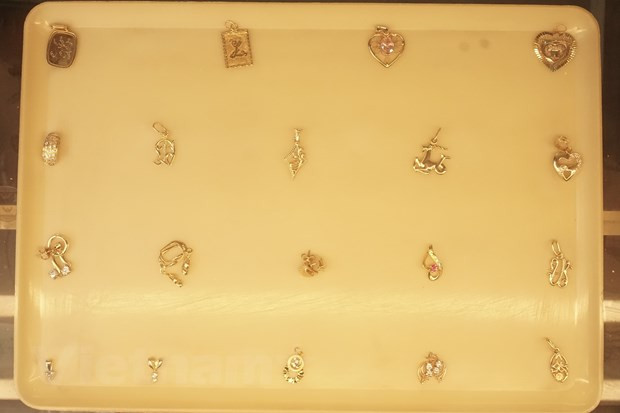 Nacido en 1950 en un pueblo especializado en la metalurgia de la ciudad milenaria, Chi Thanh heredó la profesión de su familia desde muy joven, convirtiéndose en la cuarta generación en adquirir y conservar la tradición, por lo que siempre aplica una gran meticulosidad a la elaboración de los objetos de plata, especialmente las piezas de joyería. El artista contó que su pasión por el oficio probablemente se originó en el chasquido del martillero sobre la plata de su padre, que escuchaba desde muy joven. Chi Thanh cumple arriba año a sus siete décadas de vida, edad en que debería estar descansando, pero sigue fascinado cada día con la elaboración de cada uno de sus productos. (Foto: Vietnam+)