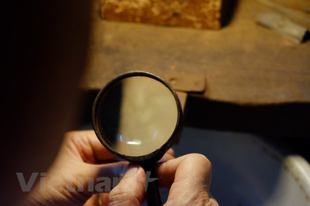 Para los artículos de oro, Nguyen Chi Thanh los esparce sobre una solución y los calienta sobre la llama. Después de enfriar, el artesano deja el producto reposar en una solución y lo alisa con arena y pedazos de vidrio. Sus hábiles manos han elaborado muchas joyas exquisitas de oro y plata, que embellecen aún más a sus usuarios. El artista comentó que siempre quiso preservar la profesión tradicional para su familia, que también forma parte de los valores culturales de Hanoi. La joyería tradicional requiere creatividad, meticulosidad y honestidad, por lo que los orfebres son cuidadosos al enseñar el oficio a las generaciones jóvenes. (Foto: Vietnam+)