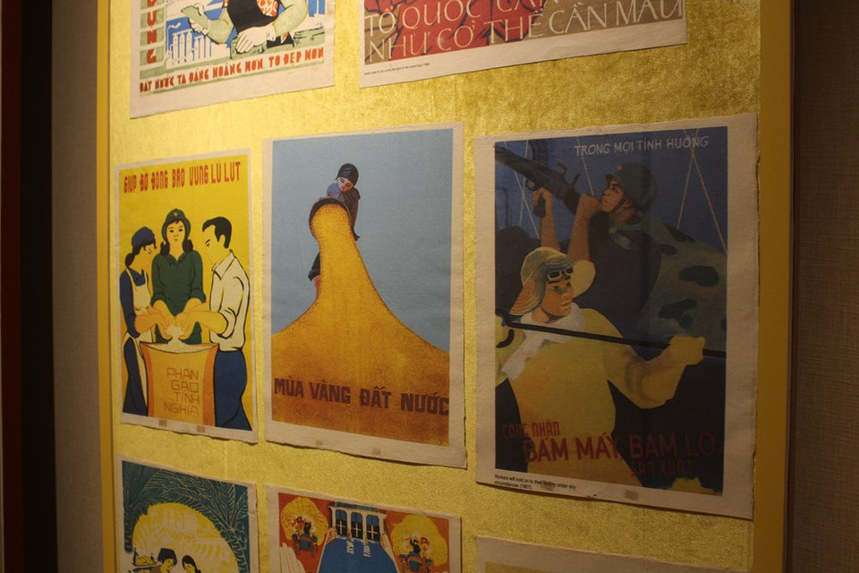 Todos los pósteres en la exposición contienen las informaciones bastante claras, por lo que los espectadores pueden contemplarlas sin necesidad de información adicional sobre el contexto del cartel. Con más de mil carteles, la exhibición también tiene como objetivo difundir ampliamente entre los pobladores el espíritu de lucha, construcción y defensa nacional, así como promover el estudio y el seguimiento de la ideología, la moral y el estilo de vida del Presidente Ho Chi Minh. Esas obras también se refieren a los grandes logros de la revolución vietnamita bajo el liderazgo del Presidente Ho Chi Minh y el Partido Comunista de Vietnam, y resaltan los enormes aportes del procér de la independencia durante la lucha pasada por la independencia y liberación nacional (Foto: Minh Anh/Vietnam +)