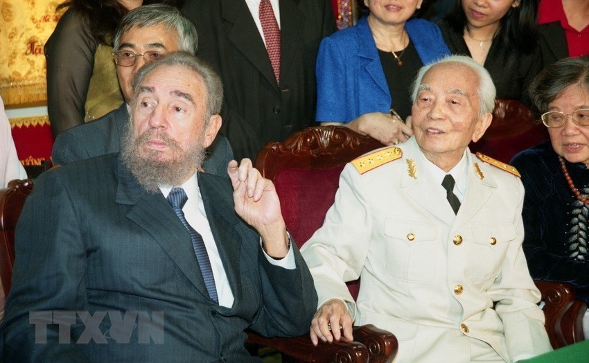 El 22 de febrero de 2003, Fidel Castro, Primer Secretario del Comité Central del Partido Comunista de Cuba y Presidente de los Consejos de Estado y de Ministros, se reunió con el general vietnamita Vo Nguyen Giap en la residencia del legendario militar en Hanoi. (Fuente: VNA)