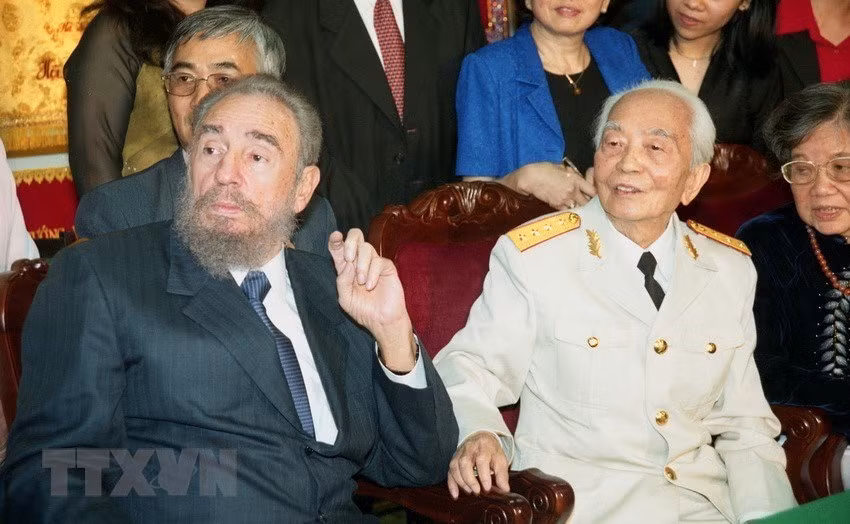 El 22 de febrero de 2003, Fidel Castro, Primer Secretario del Comité Central del Partido Comunista de Cuba y Presidente de los Consejos de Estado y de Ministros, se reunió con el general vietnamita Vo Nguyen Giap en la residencia del legendario militar en Hanoi. (Fuente: VNA)