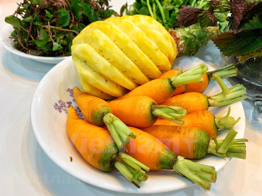  Los batidos y los zumos naturales pueden ser muy beneficiosos para la salud, sobre todo si se saben utilizar. Los zumos naturales son la mejor opción, libres de azucares añadidos y de conservantes pocos saludables. Muchos hablan de zumo de naranja y todas sus bondades. Pero en esta ocasión, queremos hablar sobre otro zumo, de zanahoria y piña. Una mezcla que puede resultar muy interesante por todo lo que nos puede llegar a aportar. La piña y la zanahoria son muy nutritivas y se utilizan como base para la preparación de los jugos. Representan generalmente alrededor de 7/10 partes de ingredientes. (Fuente: Mai Mai/Vietnam+)
