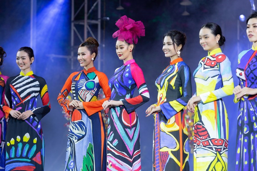 En calidad de embajadora de imagen, la representante de Vietnam en Miss Universo 2019, Nguyen Tran Khanh Van, participa en el desfile en la ceremonia inaugural del festival. La séptima edición del Festival de Ao Dai (túnica tradicional de Vietnam) se desarrolla actualmente en Ciudad Ho Chi Minh con el tema “Amo el Ao Dai vietnamita”. El programa del evento incluye espectáculos artísticos, simposios científicos sobre el elegante atuendo y desfiles de moda en escuelas, empresas y destinos famosos de la metrópoli sureña. El Festival se extenderá hasta el 20 de noviembre, es también el evento inicial de la campaña encaminada a reanudar las actividades del sector turístico de la urbe. (Fuente: Vietnamplus)