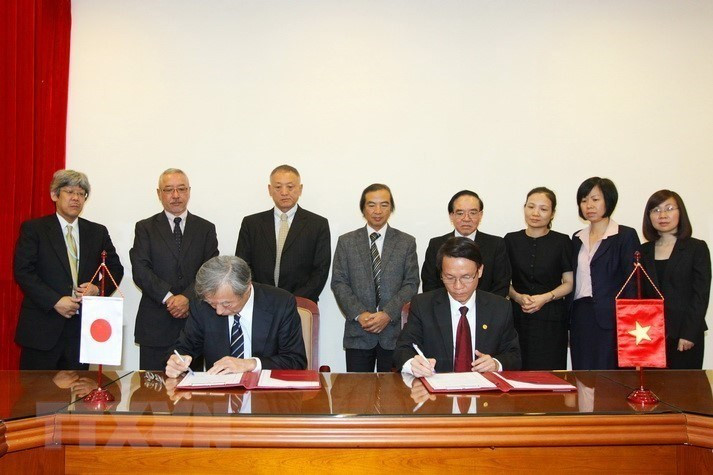 El director general de la VNA, Nguyen Duc Loi, sostuvo conversaciones con una delegación de la Agencia Japonesa de Noticias Kyodo, encabezada por su presidente Masaki Fukuyama en Hanoi, el 4 de noviembre de 2013 (Foto: VNA)