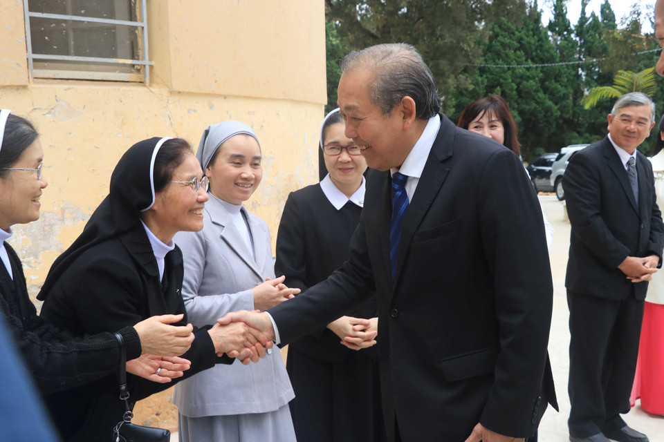 El viceprimer ministro Truong Hoa Binh envía hoy sus mejores felicitaciones a la diócesis de Da Lat y la Iglesia Evangélica de Vietnam (del sur del país), en la provincia altiplana de Lam Dong, en ocasión de la Navidad en 2020. (Fuente:VNA)