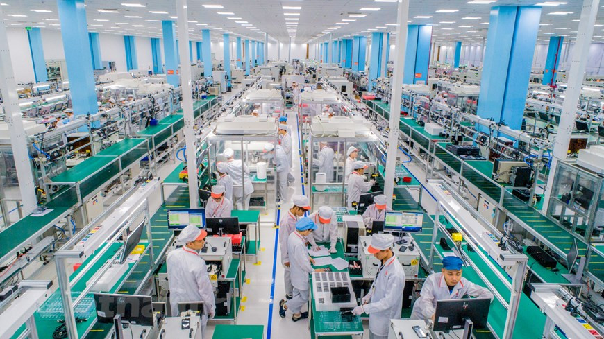 La empresa VinSmart, adscrita al conglomerado vietnamita Vingroup, anunció su desarrollo exitoso del móvil inteligente Vsmart Aris 5G, convirtiéndose así en la primera en el país que logra producir un terminal de la tecnología 5G. Según expertos, el acontecimiento afirma la capacidad de diseño y manufactura de las empresas nacionales y abre para los usuarios vietnamitas la oportunidad de acceder pronto a los productos tecnológicos de clase mundial. Vsmart Aris 5G es el fruto de la colaboración entre VinSmart y la multinacional estadounidense Qualcomm. Se destaca por varias características, incluyendo la conectividad a la red 5G Sub 6 GHz y el chip de seguridad Quantis QRNG desarrollado por esa compañía vietnamita y la suiza IDQ. (Fuente:Vietnamplus)