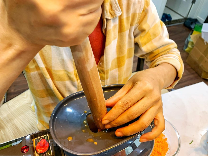 Cortar las zanahorias en trozos razonables antes de licuarlos o procesarlos. Cualquier procesador de alimentos o licuadora funcionará bien con trozos. Pon las zanahorias picadas y lavadas en una licuadora o un procesador de alimentos. Licúalas hasta que estén finamente picadas o trituradas. Si las zanahorias no tienen mucho líquido y necesitan ayuda para que se trituren, échales un poco de agua. Un extractor no corta las frutas y verduras, sino que las comprime. Gracias al prensado en frío hecho por el molino helicoidal, el zumo mantiene los valores nutricionales sin deteriorar las vitaminas y minerales presentes en los alimentos. (Foto: Mai Mai/ Vietnam +)