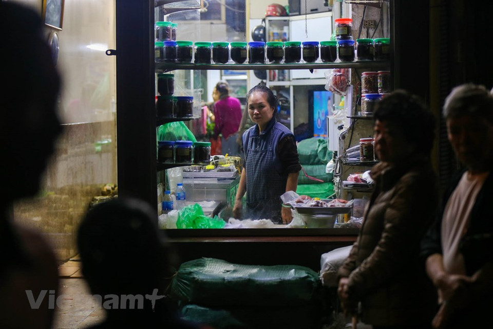 Por tal motivo, cada 23 de diciembre del calendario lunar, muchas personas se alinean en la calle Hang Bong para comprar Banh Chung. Banh Chung se prepara con arroz glutinoso relleno con frijoles verdes cocinados al vapor y macerados, carne de cerdo sazonada con pimienta, cebolla y otros ingredientes que se envuelven en hojas Dong (Phrynium placentarium) y se hierve a fuego lento durante horas. Para las familias vietnamitas, el “Bánh chưng” es un manjar indispensable en la bandera de ofrendas de culto a los ancestros en ocasión del Tet (Año Nuevo Lunar). Actualmente, ante el ambiente agitado de la vida, muchas familias optan por comprar el “Bánh chưng” ya elaborado en vez de prepararlo en casa, Fuente: Minh Son / Vietnam +)