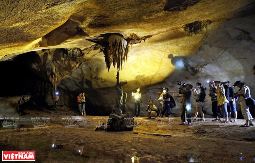 Aventureros exploran la cueva (Foto: VNA)