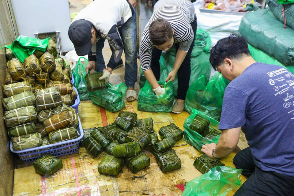 A muchos clientes les gusta comprar Banh Chung (pasteles cuadrados de arroz glutinoso, cerdo y guisantes envueltos en hojas de banano) y Gio Cha (jamón o salchicha de Vietnam) en esta tienda debido a que los pasteles aquí tienen un aroma típica, menos picante, sabor rico y único. El color verde de esta hoja representa a las plantas, a las frutas maduras y la carne de cerdo, a los animales del planeta, mientras el arroz es sinónimo de la civilización arrocera. Banh Chung forma parte esencial de la celebración del Tet (Año Nuevo Lunar), la fiesta tradicional más importante de Vietnam. (Fuente: Minh Son / Vietnam +)