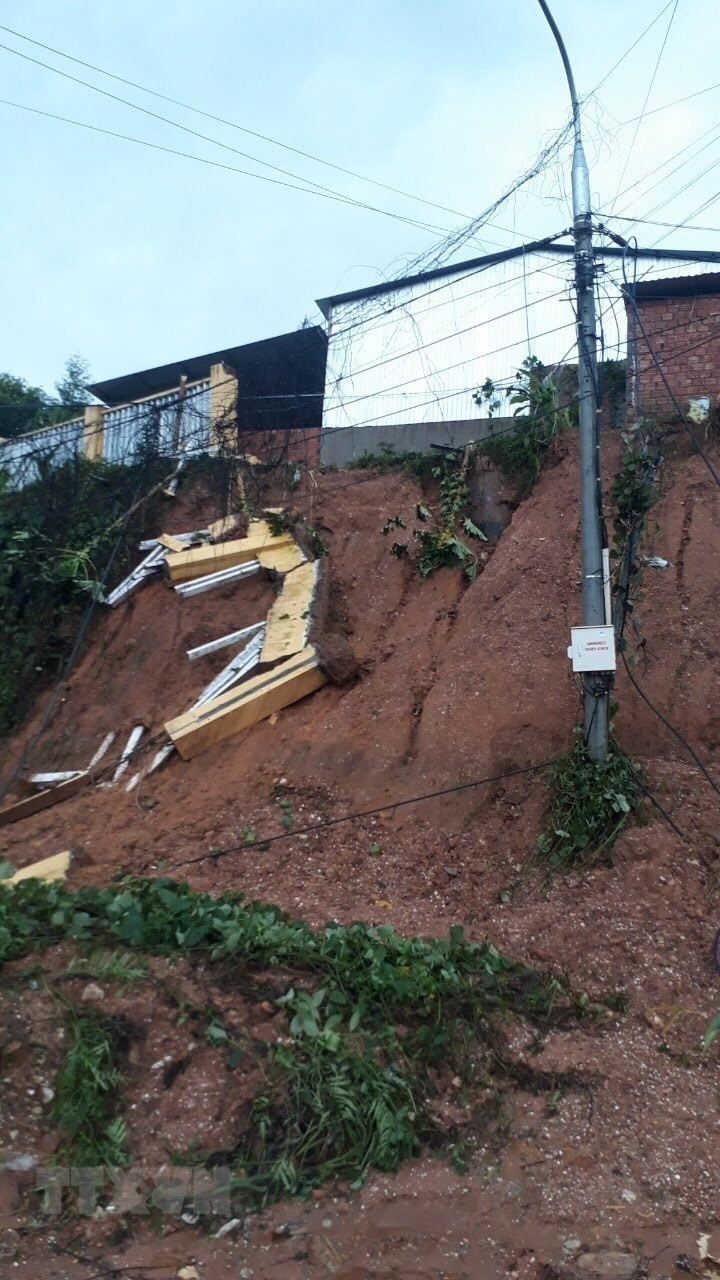 Los rescatistas enfrentan muchas dificultades al acceder al escenario del incidente debido a las carreteras cortadas como consecuencia del tifón Molave. (Fuente: VNA)