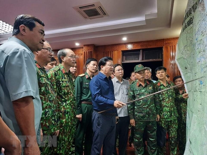 El viceprimer ministro Trinh Dinh Dung dirige las labores de búsqueda y rescate de 53 personas desaparecidas en el distrito montañoso de Nam Tra My, provincia de Quang Nam, la noche del 28 de octubre. (Fuente: VNA)
