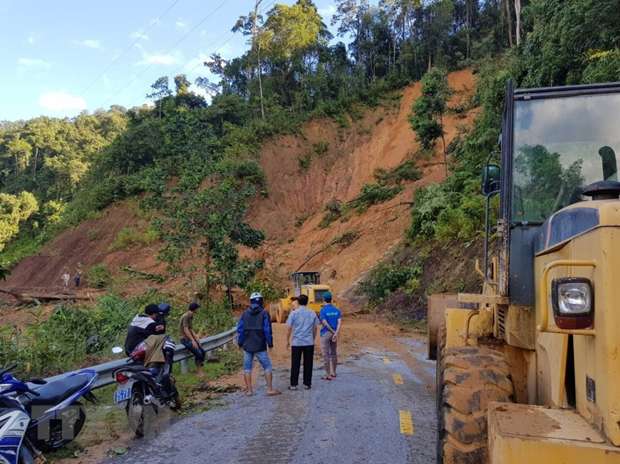 Las fuerzas se acercan al área de deslizamiento de tierra en la comuna de Tra Van, distrito de Nam Tra My. (Fuente: VNA)