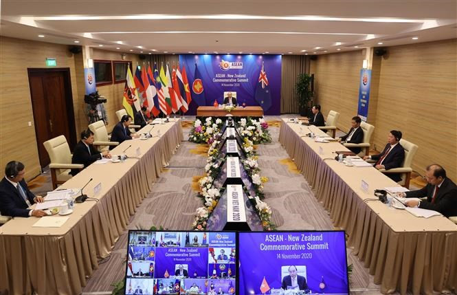 El primer ministro Nguyen Xuan Phuc y los representantes vietnamitas (Fuente:VNA)