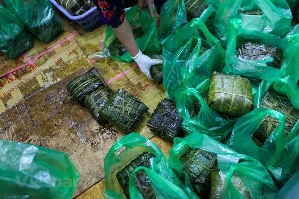 Los Banh Chung se empaqueta por separado en cada bolsa de plástico de acuerdo con los requisitos del cliente. La mayoría de las personas que vienen a la tienda compran uno o más pares de Banh Chung. El Banh Chung es un pastel tradicional vietnamita hecho con arroz glutinoso, frijol chino, cerdo y otros ingredients. Considerado un elemento esencial del altar familiar con motivo del Tet, la elaboración y consumo de Banh Chung durante esa época es una tradición bien conservada por los vietnamitas. Aparte de por la fiesta de Tet, el Banh Chung también se consume todo el año como delicia de la cocina vietnamita. (Fuente: Minh Son / Vietnam +)