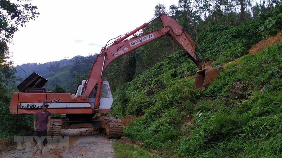 Vehículos entran en el área del deslizamiento de tierra en la comuna de Tra Leng (Foto: Tran Le Lam / VNA)
