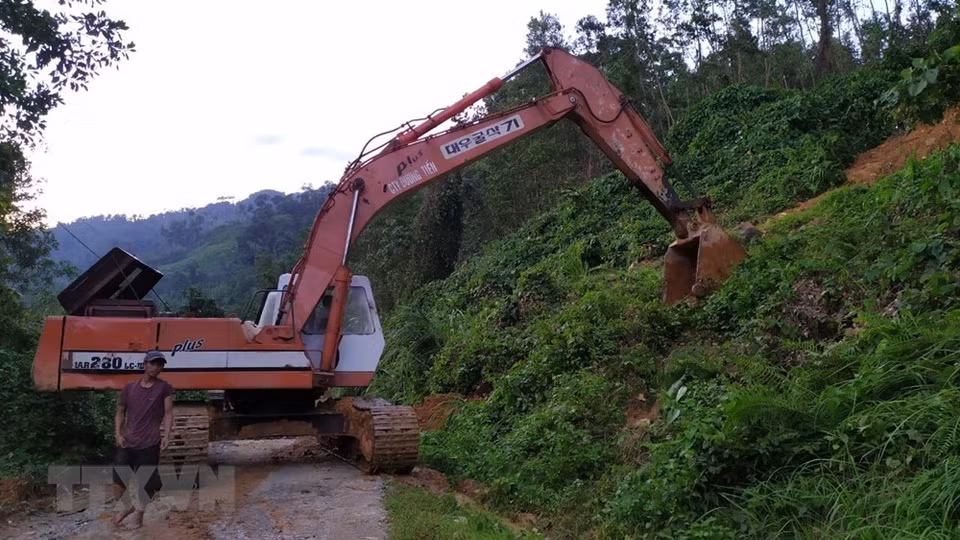 Vehículos entran en el área del deslizamiento de tierra en la comuna de Tra Leng (Foto: Tran Le Lam / VNA)
