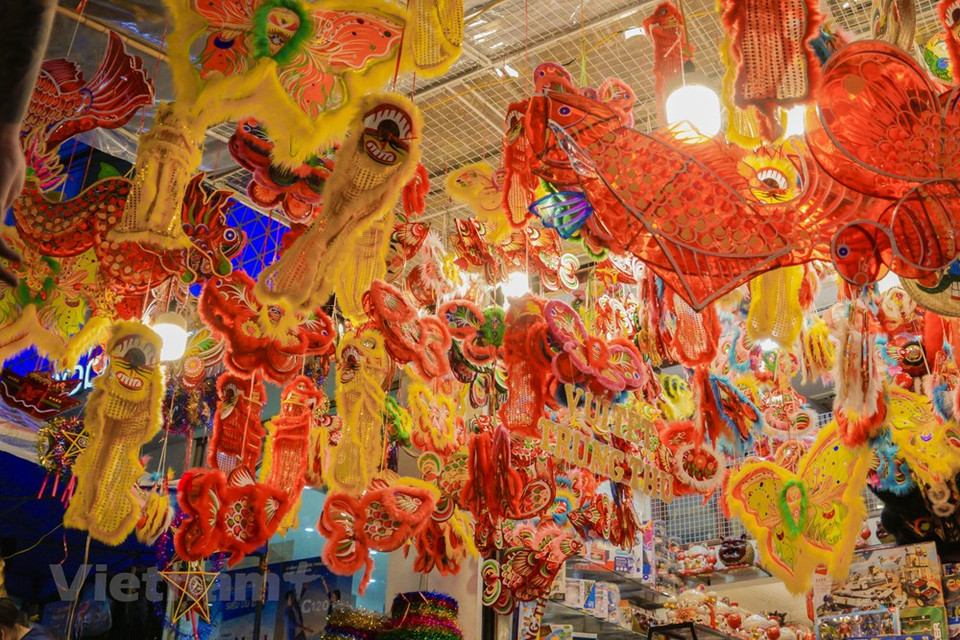 El área de venta de juguetes tradicionales, incluidos linternas, máscaras, tambores, entre otros, todavía constituye el destino favorito de los jóvenes. (Foto: Minh Hieu / Vietnam +)