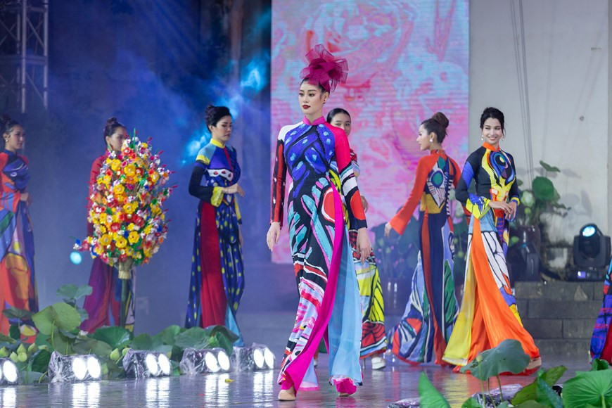 La Miss Universo Nguyen Tran Khanh Van y otras modelos realizaron desfile de ao dai de la colección de la diseñadora Lien Huong. La palabra “ao dai” se empleaba originalmente para la vestimenta de la corte de los lores Nguyen en el siglo XVIII. Estas prendas evolucionaron hacia un áo ngũ thân, un vestido de cinco piezas utilizado por la realeza en el siglo XIX y principios del siglo XX. Inspirados en la moda parisina, Nguyen Cat Tuong y otros artistas de Hanoi convirtieron al ngũ thân en un vestido moderno durante las décadas de 1920 y 1930. Las revistas y publicaciones nacionales conviertieron a esa prenda en un símbolo, y en la década de 1950 se popularizó un diseño realizado en Saigón, el conocido como Ao dai. (Fuente: Vietnamplus) 