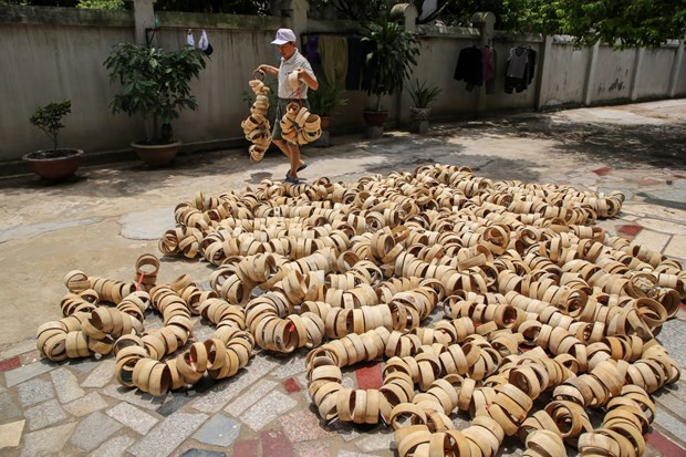 Uno de los hábiles artesanos de la aldea de Ong Hao, en la comuna de Lieu Xa de la provincia norteña de Hung Yen, Vu Huy Dong dijo que: “He trabajado en este empleo durante 20 o 30 años, mi familia ha producido tambores y otros juguetes. En este momento, muchas personas dejaron sus trabajos, pero mi familia todavía mantiene estos oficios tradicionales. La pasión por el trabajo ya está muy arraigada, no quiero renunciar”. La producción de juguetes tradicionales del Medio Otoño en la aldea de oficios de Ong Hao, en la comuna de Lieu Xa de la provincia norteña de Hung Yen, existe desde hace mucho tiempo (Foto: Vietnam +)