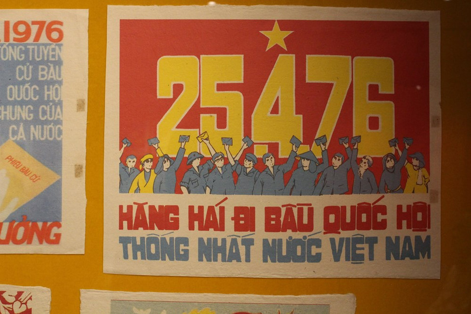 Las imágenes de los comicios generales del 26 de abril de 1976 para elegir a los diputados de la Asamblea Nacional de Vietnam, luego de la liberación total del Sur y la reunificación del país, se mantienen intactas en la mente de muchos ciudadanos. Con más de mil pósteres, la muestra tiene como objetivos transmitir al público el espíritu de lucha, construcción y defensa nacional, así como promover el estudio y seguimiento de la ideología, la moral y el estilo de vida del Presidente Ho Chi Minh. Esas obras también se refieren a los grandes logros de la revolución vietnamita bajo el liderazgo del prócer de la independencia nacional y el Partido Comunista de Vietnam (Foto: Minh Anh/Vietnam+)