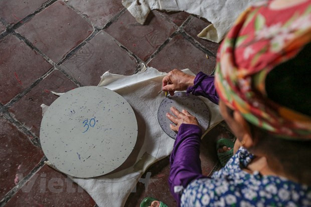 Después de que el cuerpo del tambor pasa por muchas etapas de producción, la cara del tambor será cubierta por la piel de búfalo. Se requieren muchos pasos meticulosos para terminar un tambor. Para hacer un tambor, se elige el tipo de madera de yaca, pero principalmente se usa madera de tilo, porque la suavidad de la madera será más fácil de utilizar. Cada juguete folclórico conlleva una historia educativa ligada con una determinada alusión literaria, esperamos que mediante ellos la infancia pueda percibir la cultura tradicional del pueblo, (Foto: Vietnam +)