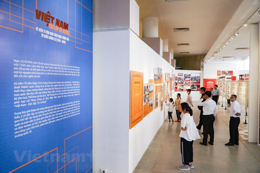 Para celebrar el 75 aniversario de la victoria de la Revolución de Agosto (19 de agosto de 1945 - 19 de agosto de 2020) y el Día Nacional (2 de septiembre de 1945 - 2 de septiembre de 2020), el Museo de Ho Chi Minh, en coordinación con la Corporación de Correos de Vietnam, inaugura una exposición bajo el tema “Vietnam - Independencia y Resiliencia”. El evento tiene como objetivo ayudar a las personas a comprender profundamente el significado, el papel y el valor histórico de las resistencias nacionales por la libertad e independencia de la Patria, además de presentar la belleza de la cultura, la historia, el país y la gente vietnamita a amigos internacionales. (Foto: Vietnam+)