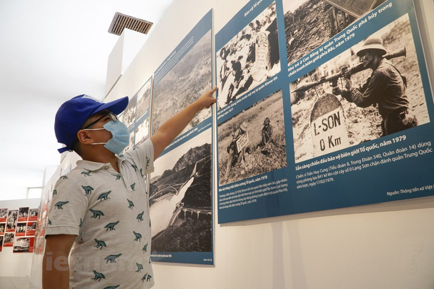 La exposición “Vietnam - Independencia y Resiliencia” se efectúa en el Museo de Ho Chi Minh, en el número 19 de la calle Ngoc Ha, distrito de Ba Dinh, en Hanoi. Los visitantes al muestrario cumplen estrictamente las regulaciones antiepidémicas como el lavado de manos con gel antiséptico y el uso de mascarillas para evitar la propagación del coronavirus. Se trata de un lugar interesante para los turistas nacionales y extranjeros en ocasión del Día Nacional. La exhibición no solo atrae a los ancianos, sino que las generaciones jóvenes están muy emocionadas de contemplar los documentos y objetos históricos de su país. (Foto: Vietnam+)