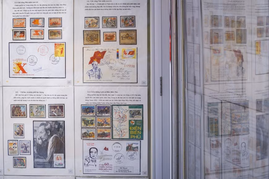 En esta ocasión, el Museo de Ho Chi Minh también cooperó con la Corporación de Correos de Vietnam y la Asociación de Sellos de Vietnam para organizar una exhibición de estampillas con el tema “El Presidente Ho Chi Minh y el Partido Comunista de Vietnam con la empresa de lucha por la independencia y la reunificación nacionales, la construcción y la defensa de la Patria”, con miles de sellos y envíos postales. El Presidente Ho Chi Minh (19 de mayo de 1890, 2 de septiembre de 1969) fue seleccionado por la revista estadounidense Time como una de las 100 personas más influyentes del siglo XX. (Foto: Vietnam+)