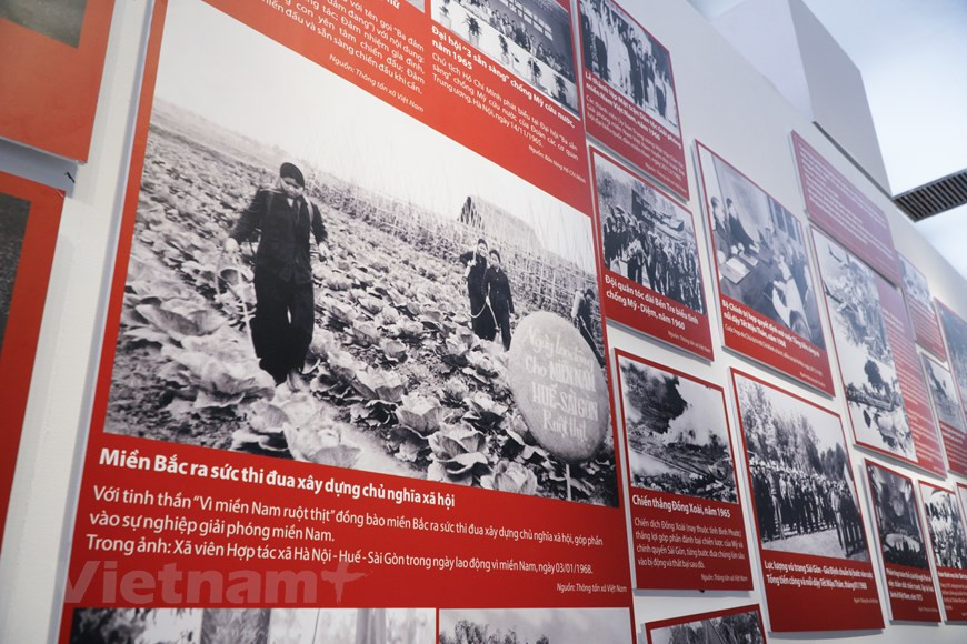 Con el tema “Construir el socialismo bajo la guerra", la tercera parte presenta al público el Vietnam en el período 1954-1975. Tras los acuerdos alcanzados en la Conferencia de Ginebra (1954), los franceses se retiraron de Indochina y Vietnam quedó dividido en dos estados: la República Democrática de Vietnam, en el norte, y la República de Vietnam, en el sur. Iniciada el 8 de mayo de 1954, la Conferencia de Ginebra incluyó 31 sesiones. Tras 75 jornadas de trabajo, se firmó el Acuerdo de Ginebra, un documento importante para recuperar la independencia y la integridad territorial de Vietnam y otros países indochinos. (Foto: Vietnam+)