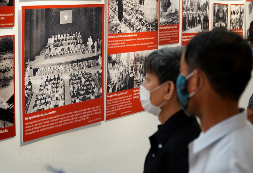 La segunda parte es la “Resistencia y construcción de la nación” (1945-1954), que muestra imágenes, documentos y objetos sobre el período extremadamente difícil de la joven República Democrática de Vietnam, así como las decisiones del Presidente Ho Chi Minh, el Comité Central del Partido Comunista de Vietnam y el Gobierno para luchar contra el hambre, el analfabetismo y contra los enemigos dentro y fuera del país, con el fin de mantener la libertad y la independencia nacionales. El 2 de septiembre de 1945, en la histórica plaza de Ba Dinh, el presidente Ho Chi Minh, en nombre del gobierno revolucionario provisional, leyó la Proclamación de Independencia y declaró el nacimiento de la República Democrática de Vietnam. (Foto: Vietnam+)