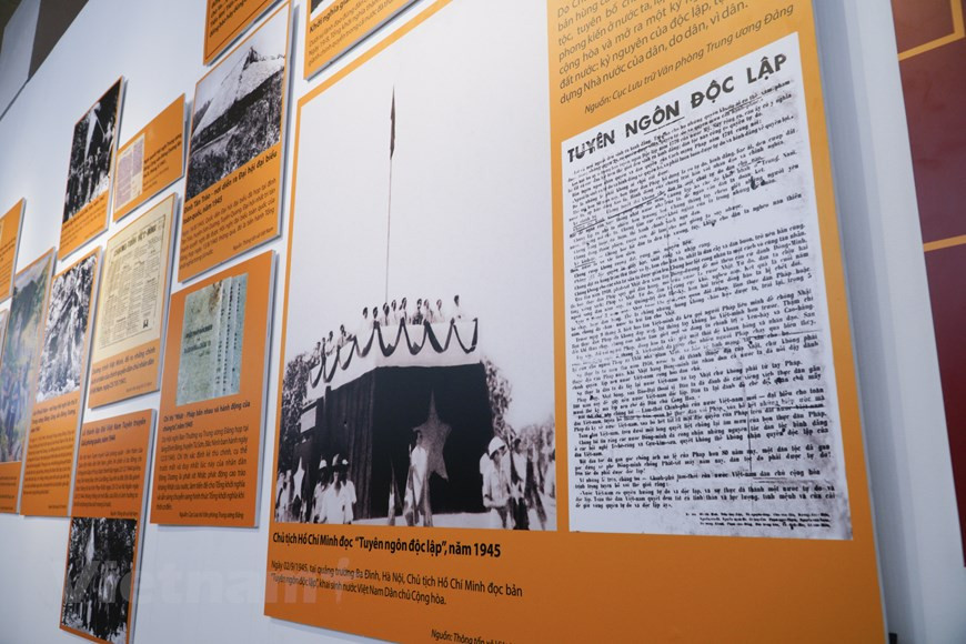 La exhibición “Vietnam - Independencia y Resiliencia” consta de cinco partes, la primera de las cuales presenta imágenes, documentos y artefactos con el tema “Camino a la independencia y libertad” que reflejan importantes hitos históricos de la resistencia del país desde la invasión de los colonialistas franceses (1858) hasta la victoria de la Revolución de Agosto de 1945, el primer gran triunfo del pueblo vietnamita bajo la dirección del Partido Comunista de Vietnam. El 19 de agosto de 1945, decenas de miles de personas en Hanoi y provincias vecinas acudieron a la plaza de la Ópera de Hanoi para asistir a la gran manifestación, en respuesta al levantamiento general para tomar el poder. (Foto: Vietnam+)