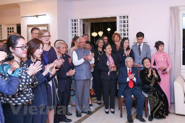 Los invitados en la ceremonia de entrega. (Fuente: VNA)