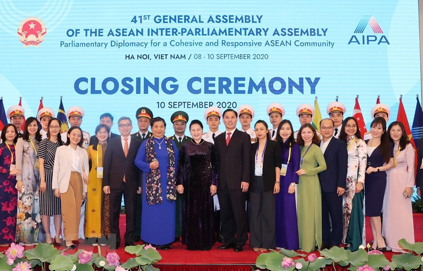 La presidenta del Parlamento de Vietnam, Nguyen Thi Kim Ngan, y delegados en el acto de clausura de AIPA (Fuente:VNA)