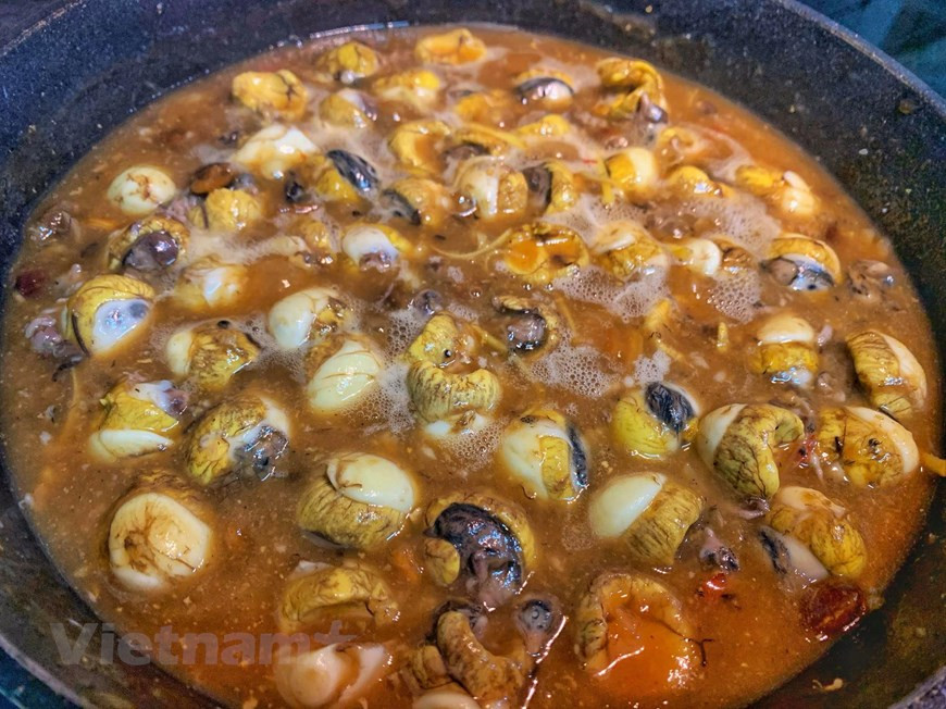 6. Poner los huevos embrionados de codorniz en la salsa de tamarindo y cocinar a fuego lento, mezclando de vez en cuando para que no se pegue. Deje cocinar un poco para que se vuelva más espeso durante tres o cuatro minutos. Si la mezcla es muy espesa, se puede agregar un poco de agua, o puede mantenerse la salsa espesa como una salsa de inmersión, a gusto del consumidor. La pasta de tamarindo es un tipo popular de salsa, que se usa ampliamente tanto en los países de Occidente como en Asia. No es difícil encontrar otros tipos de platos cocinados con este ingrediente en Vietnam como pato de pollo salteado, lengua de pato sofrita, entre otros.