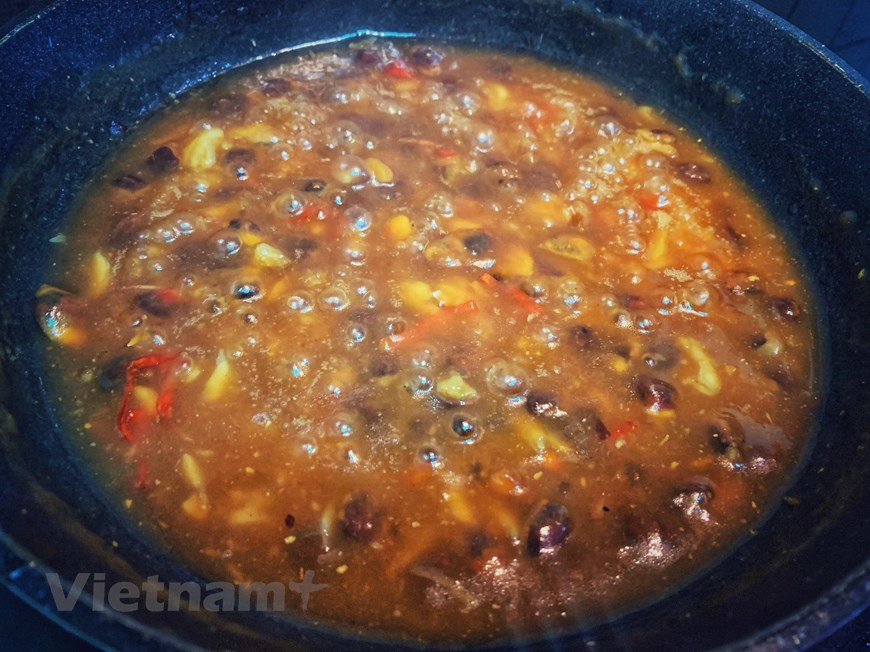 5. Mezclar la pasta de tamarindo cocinada con agua. Después verter la mezcla hirviendo con azúcar de alumbre y la sal para tener un tipo de salsa con sabor agridulce. Se puede mezclar un poco de harina de tapioca con agua fría y echar en la salsa para alcanzar una textura más espesa y bonita. La harina de tapioca es la raíz de la planta de yuca y puede usarse básicamente en lugar del almidón de maíz normal. En la cocina vietnamita, el tipo finamente molido es perfecto para espesar la salsa líquida como la que estamos haciendo con tamarindo para el plato de huevo de codorniz.