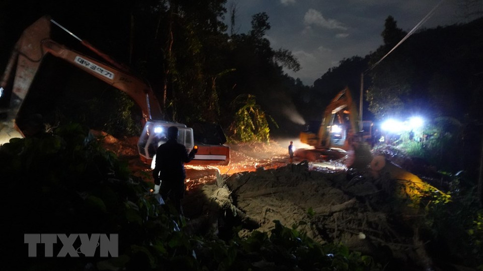 Los rescatistas abren el camino hacia la zona del deslave en la comuna de Tra Leng. (Foto: Vy Thi / VNA)