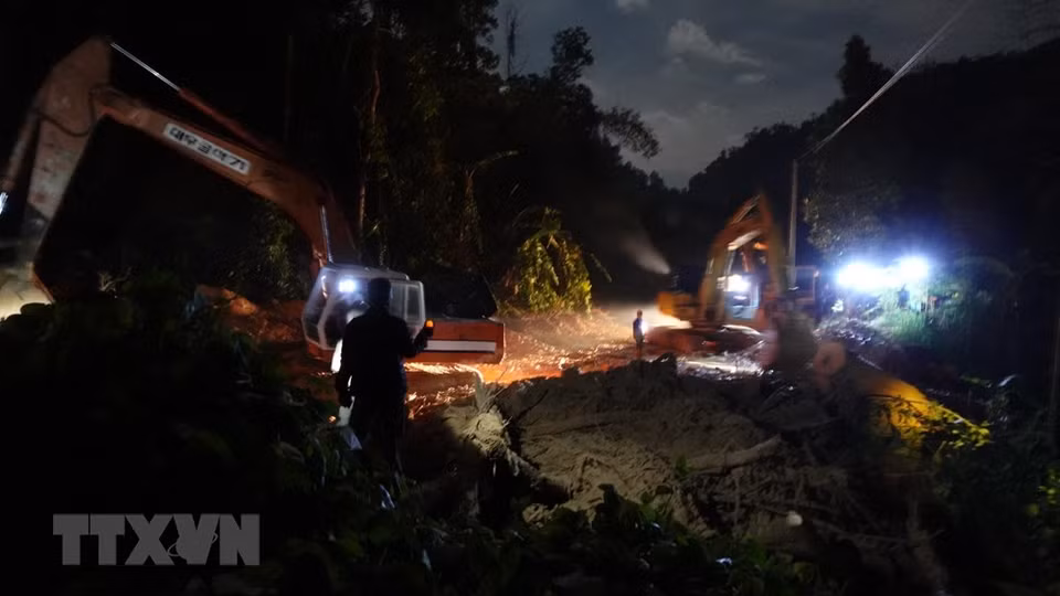 Los rescatistas abren el camino hacia la zona del deslave en la comuna de Tra Leng. (Foto: Vy Thi / VNA)