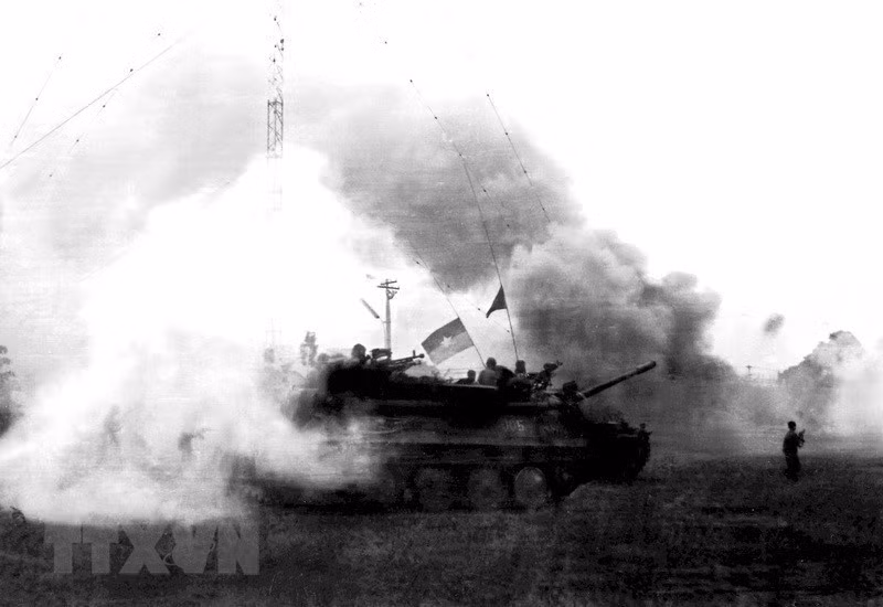 En su avance a Saigon, las tropas vietnamitas derrotaron muchos tanques y vehículos blindados del enemigo (Foto: VNA)