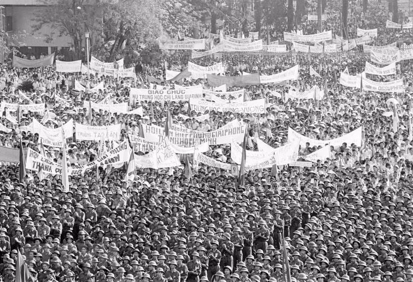 El 7 de mayo de 1975, más de 500 mil habitantes de Saigon participaron en un mitin para celebrar la liberación total del país y la inauguración del Comité de Administración Militar de la ciudad (Foto: VNA) 