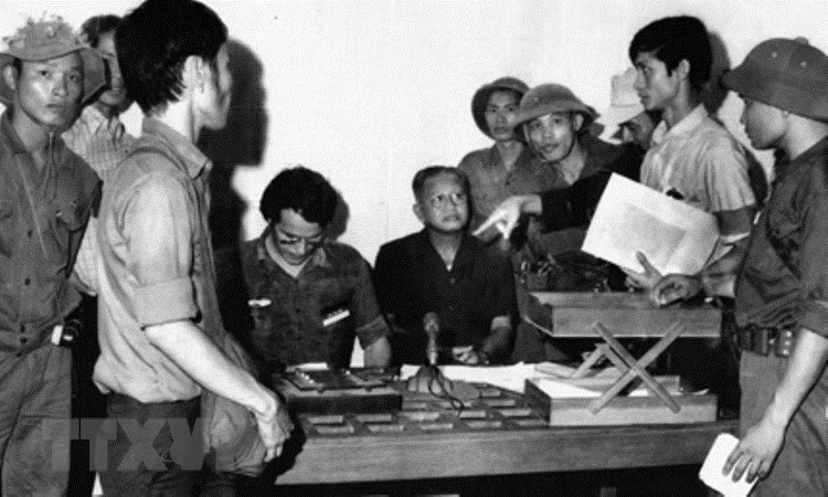 El día histórico 30 de abril de 1975, el gabinete títere fue arrestado, obligando a Duong Van Minh declarar la rendición por la radio (Foto: VNA)