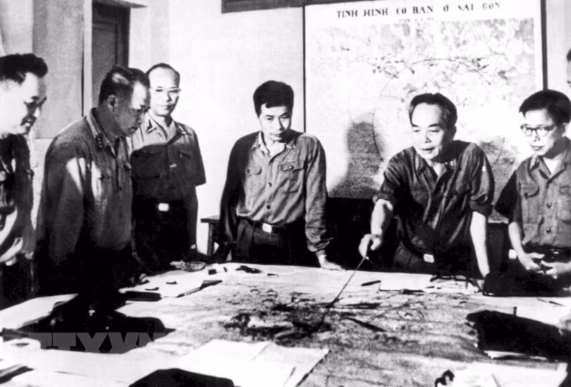 El General Vo Nguyen Giap y los militantes revisan los planes estratégicos de la batalla (Foto: VNA)