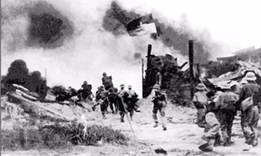 Mientras las tropas especiales y soldados locales barrieron los campos artilleros y ocuparon los puestos militares y puentes importantes en las áreas de borde (Foto: VNA)