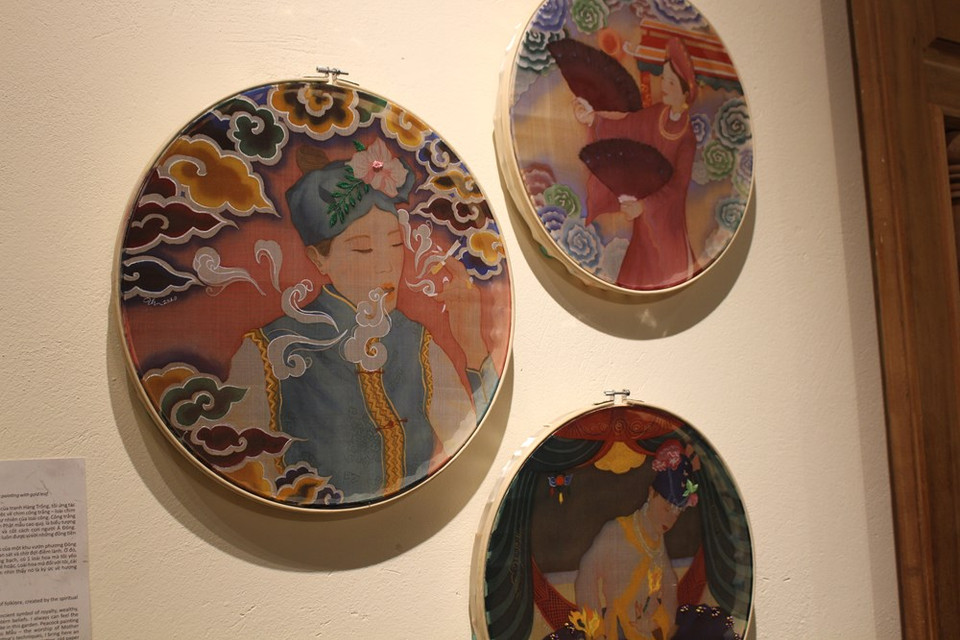 Las obras de laca y seda en la exposición “Tradición hacia la tradición” reflejan los grandes esfuerzos de maestros y estudiantes de la Facultad de Pintura de la Universidad de Bellas Artes de Vietnam. En un mes, maestros y estudiantes de la universidad, ubicada en Hanoi, acordaron la iniciativa y organizaron encuentros y conversaciones con el artesano Le Dinh Nghien y empezaron a realizar las obras. Al llegar a la exhibición, el público fácilmente conocerá las características familiares de la pintura Hang Trong a través de los cuadros de laca y seda, sobre todo la obra “Xich ho tuong quan” del autor Nguyen Thi Nhu Quynh. (Fuente: Vietnam+)