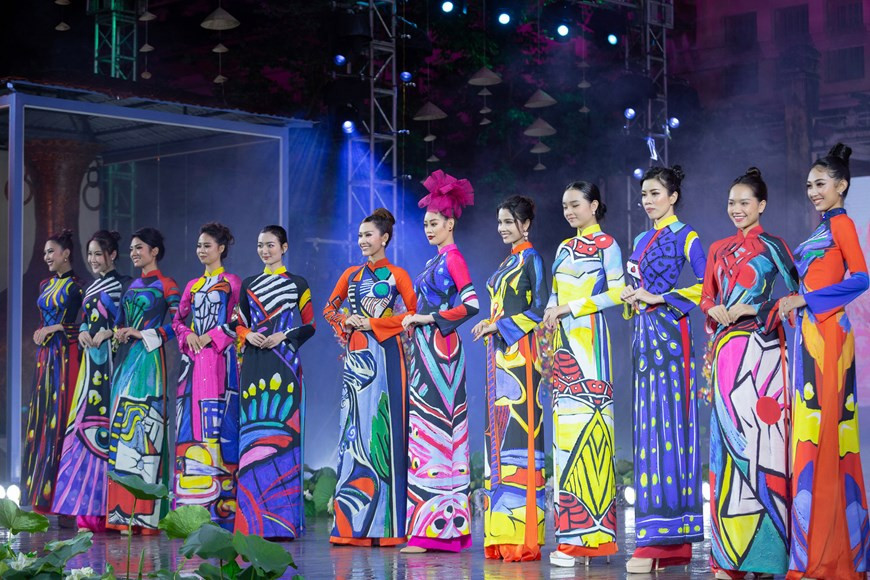 La Miss Universo de Vietnam 2019 Nguyen Tran Khanh Van apareció radiante en el escenario junto con las otras embajadoras. Las jovenes presenta la colección de ao dai de la diseñadora Lien Huong en el VII Festival de Ao Dai de Ciudad Ho Chi Minh, que se desarrolla del 11 de octubre al 30 de noviembre de 2020. Se espera que el evento se convierta en una marca prestigiosa del turismo local en la región y el mundo. El festival es uno de los productos principales del turismo cultural, que fueron identificados en la Estrategia de Desarrollo Turístico de Ciudad Ho Chi Minh hasta 2030. (Fuente: Vietnamplus) 